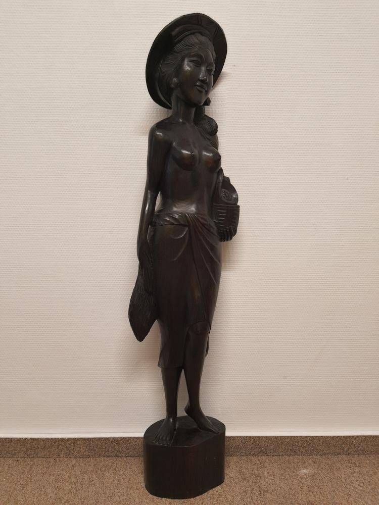 Holz-Figur, (99,5cm) Feldarbeiterin  - Bali - Anfang 20. Jahrhundert